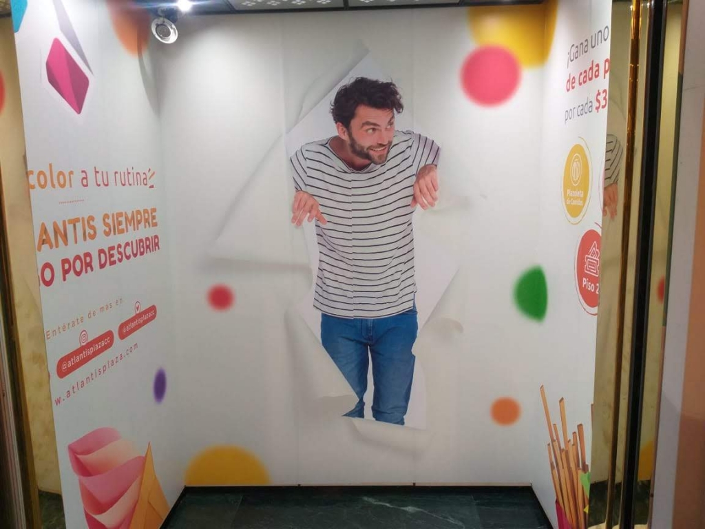 Caja de luz y vinilos internos ascensores Atlantis Plaza